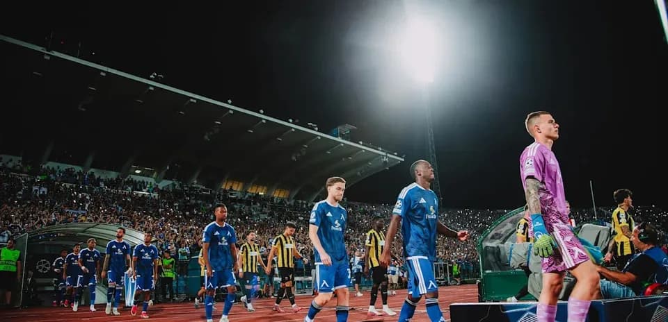 Joueurs de Levski Sofia entrant sur le terrain