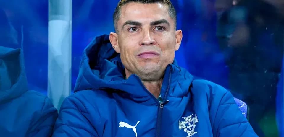 Joueur portugais assis sur le banc de touche