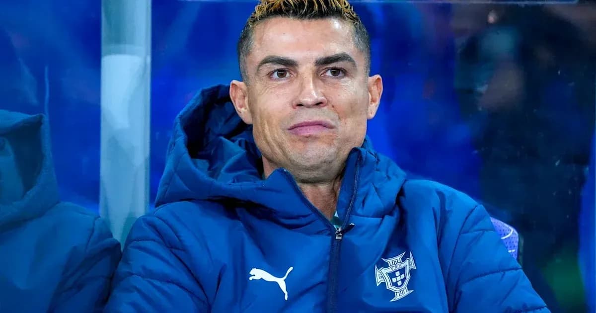 Joueur portugais assis sur le banc de touche