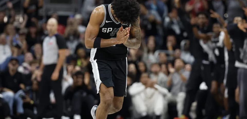 Joueur des Spurs s'inclinant sur le terrain