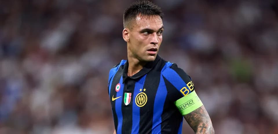 Joueur d'Inter Milan portant un brassard de capitaine