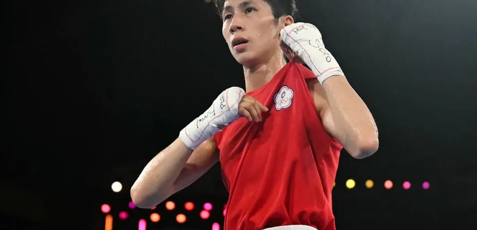 Boxeuse en action avec gants blancs et maillot rouge