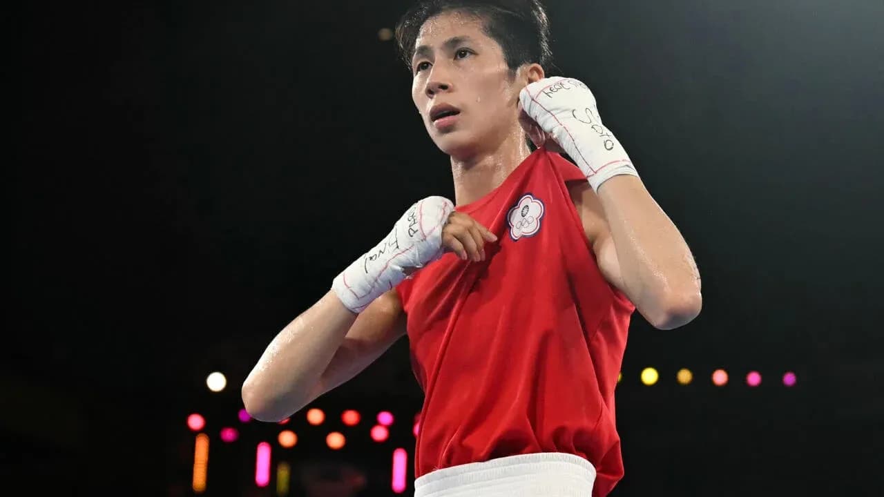 Boxeuse en action avec gants blancs et maillot rouge