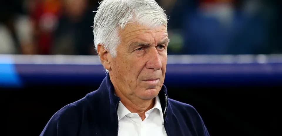 Entraîneur observant le match depuis la ligne de touche