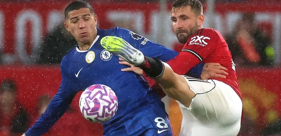 Un joueur de Chelsea et un joueur de Manchester United en duel