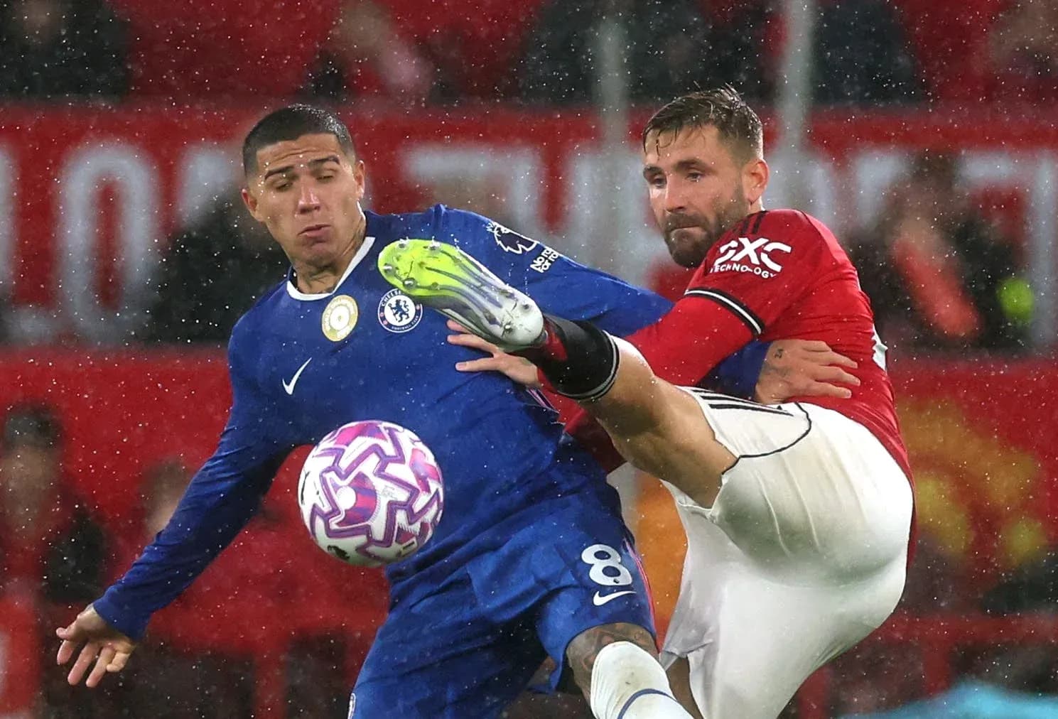 Un joueur de Chelsea et un joueur de Manchester United en duel