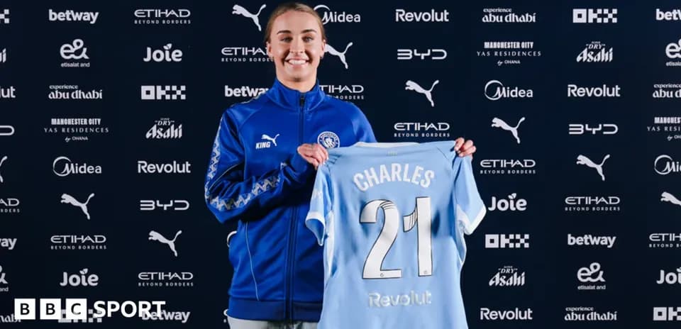 Joueuse tenant le maillot de Manchester City avec son nom