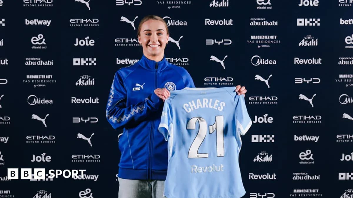 Joueuse tenant le maillot de Manchester City avec son nom