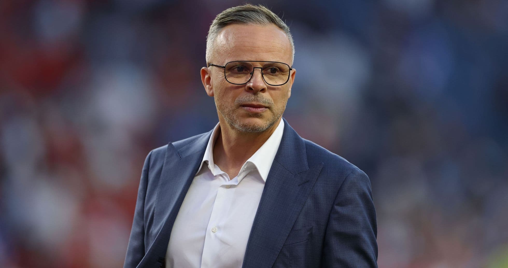 Entraîneur observant le match depuis la ligne de touche