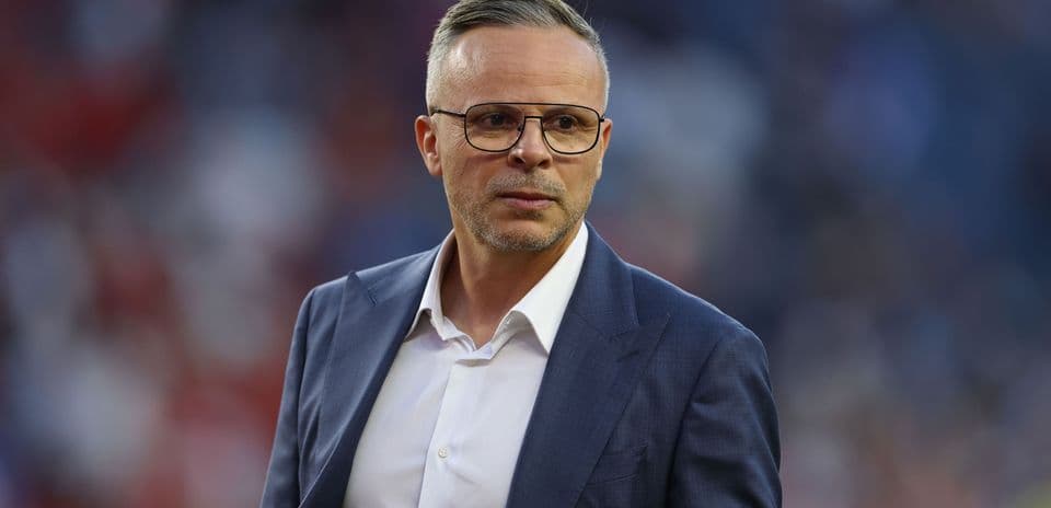 Entraîneur observant le match depuis la ligne de touche