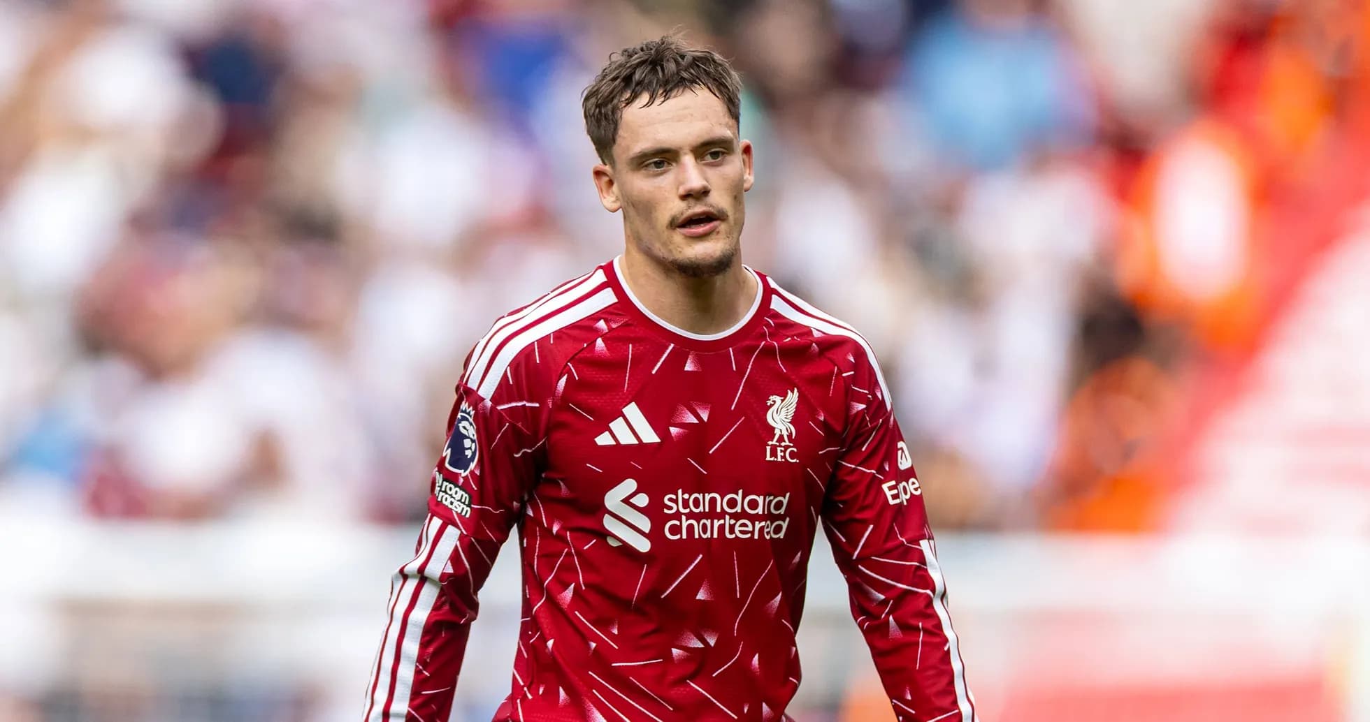 Joueur de Liverpool en maillot rouge sur le terrain
