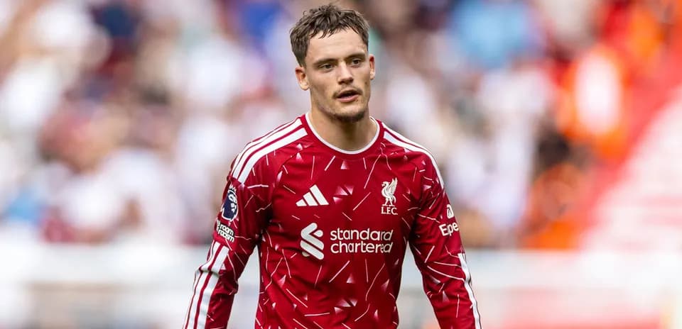 Joueur de Liverpool en maillot rouge sur le terrain