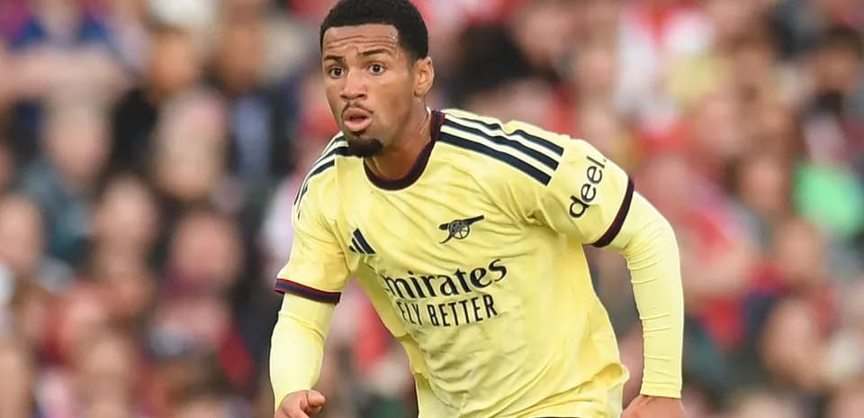 Joueur d'Arsenal courant sur le terrain
