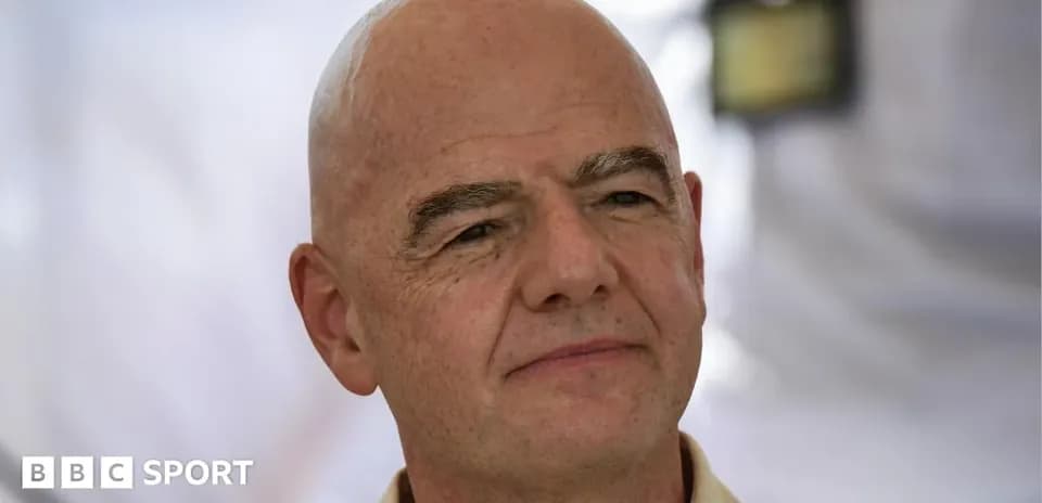 Person avec une tête rasée, regardant au loin