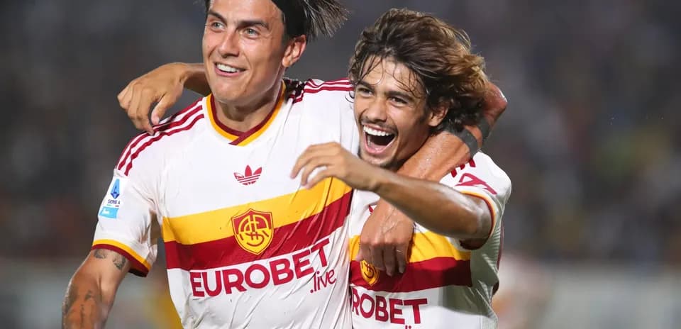 Deux joueurs de l'AS Roma célébrant un but