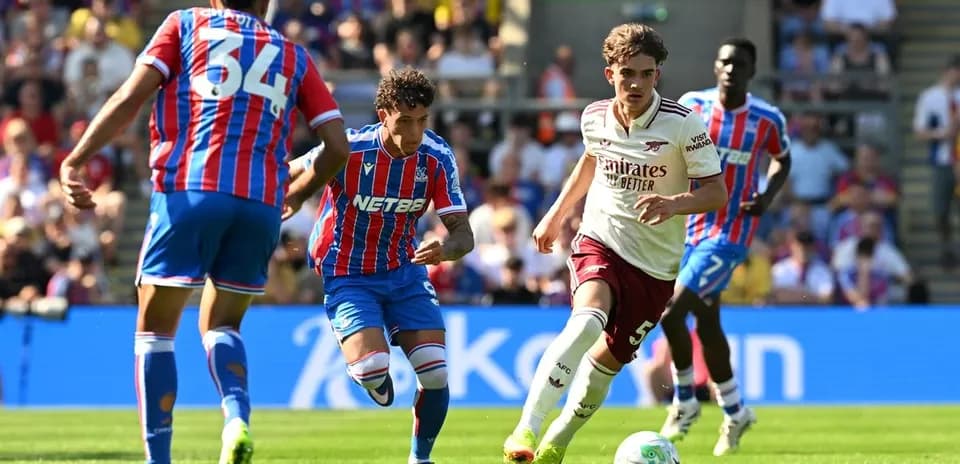 Joueurs de Crystal Palace et Arsenal en action