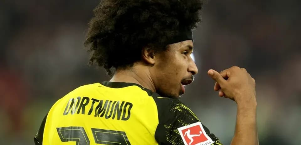 Joueur de Dortmund avec numéro 77 en action