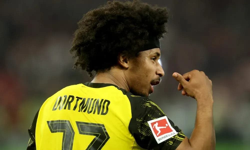 Joueur de Dortmund avec numéro 77 en action