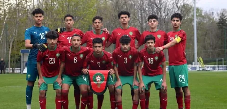 Équipe de jeunes joueurs marocains posant sur le terrain