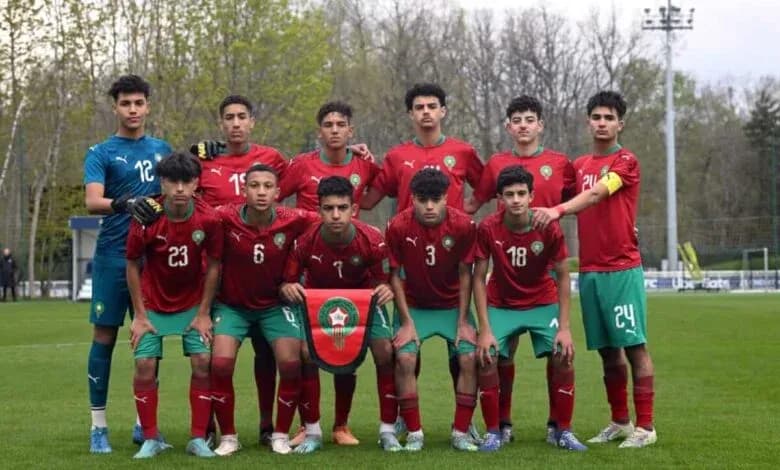 Équipe de jeunes joueurs marocains posant sur le terrain