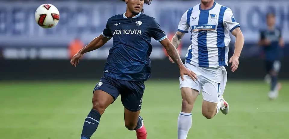 Joueur dribblant avec le ballon lors du match
