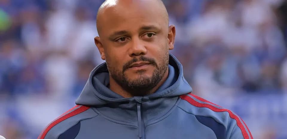 Entraîneur de football avec un sweat à capuche