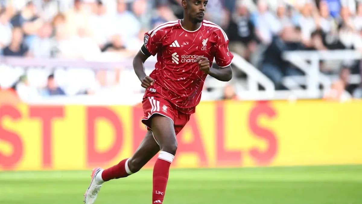 Joueur de Liverpool courant sur le terrain de football