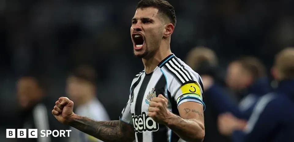Joueur de Newcastle célébrant une victoire avec enthousiasme