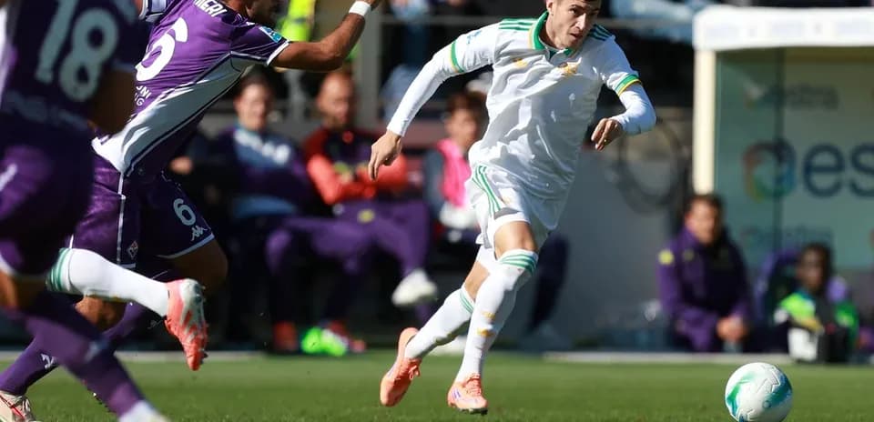 Joueur courant avec le ballon pendant le match