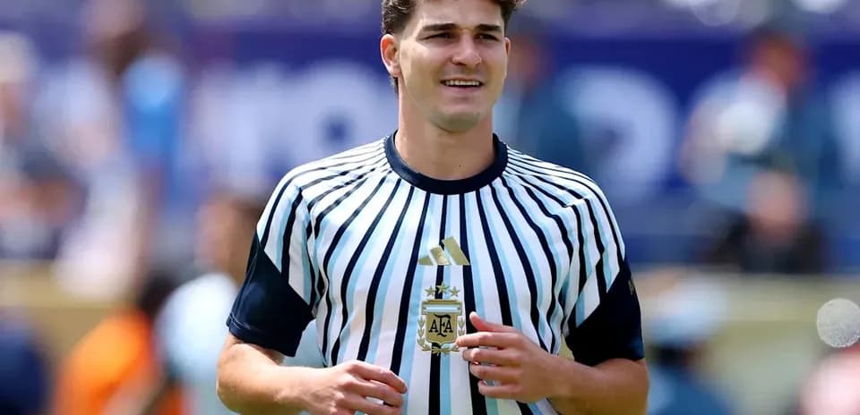 Joueur avec maillot rayé de l'Argentine sur le terrain