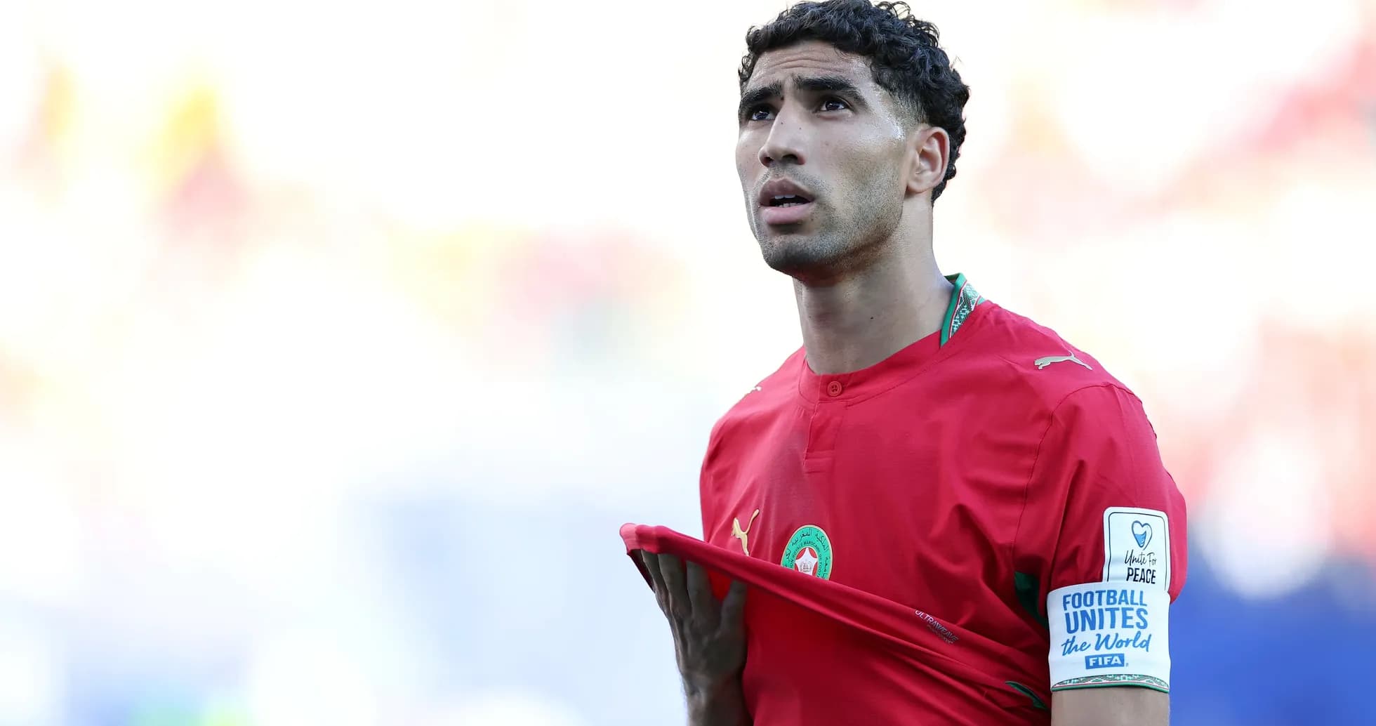 Joueur marocain en maillot rouge sur le terrain