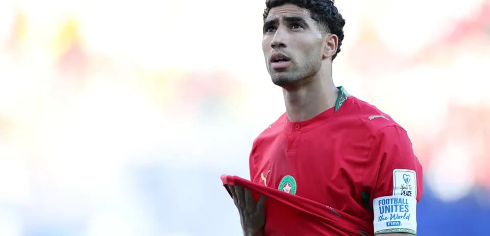 Joueur marocain en maillot rouge sur le terrain