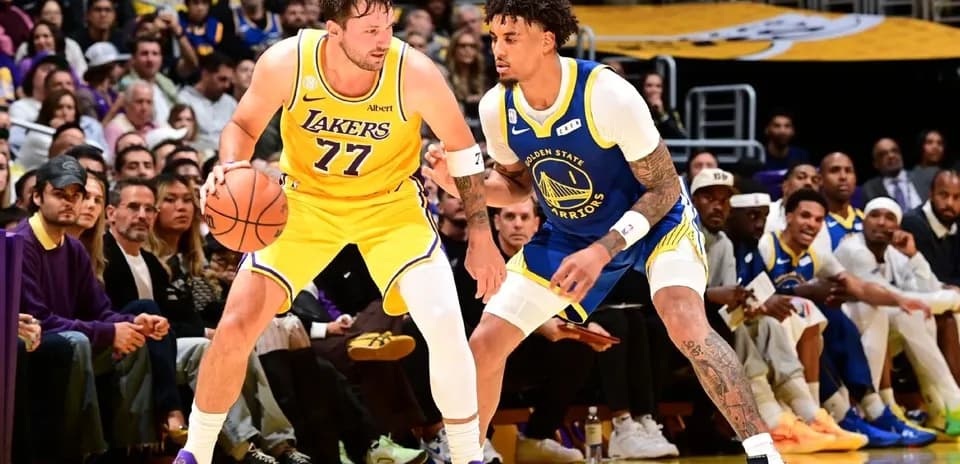 Joueur dribblant le ballon lors d'un match NBA