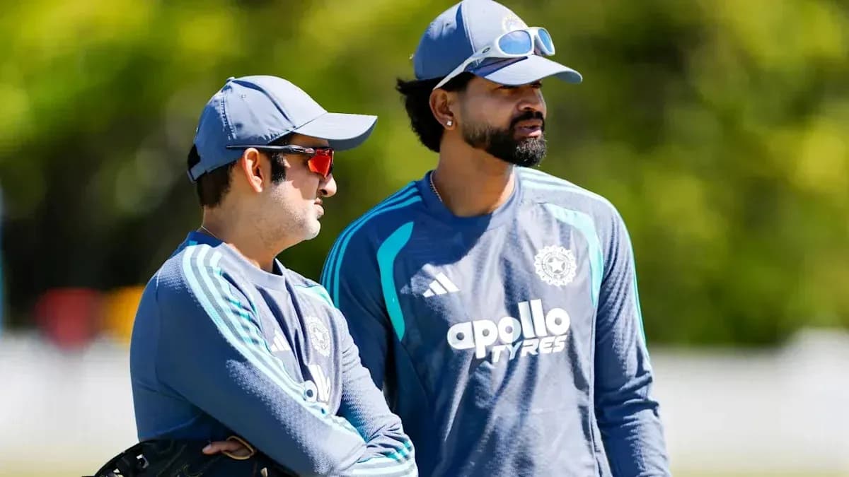 Deux joueurs de cricket discutant pendant l'entraînement