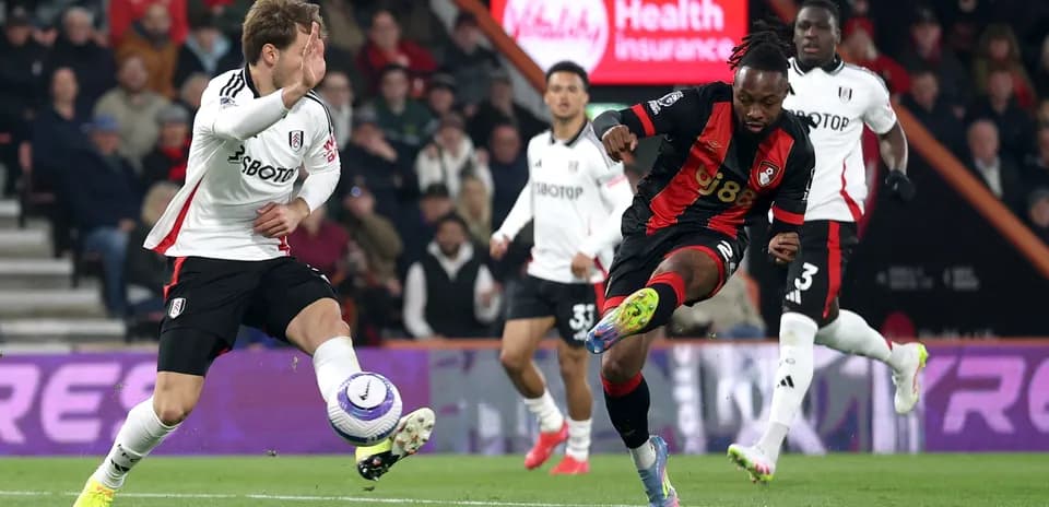 Un joueur de Fulham défend contre Bournemouth