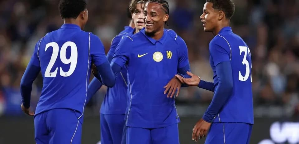 Joueurs de Chelsea célébrant un but ensemble