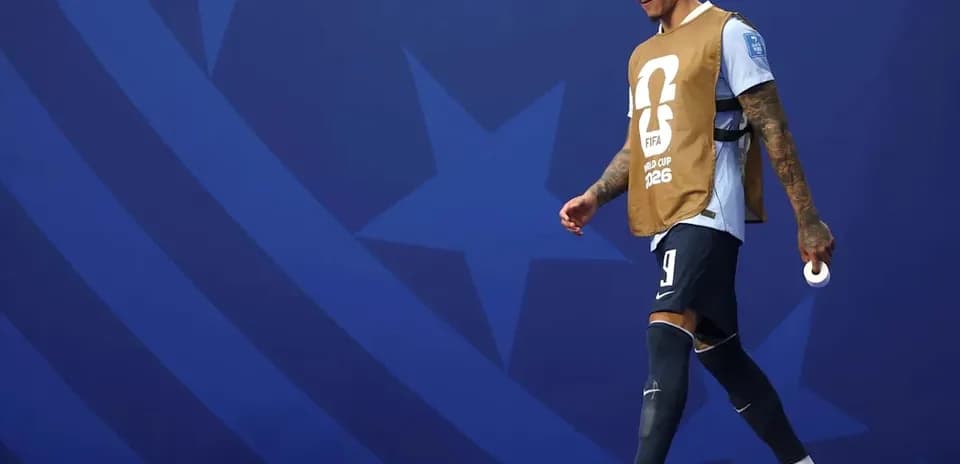 Joueur marchant avec gilet d'échauffement avant le match