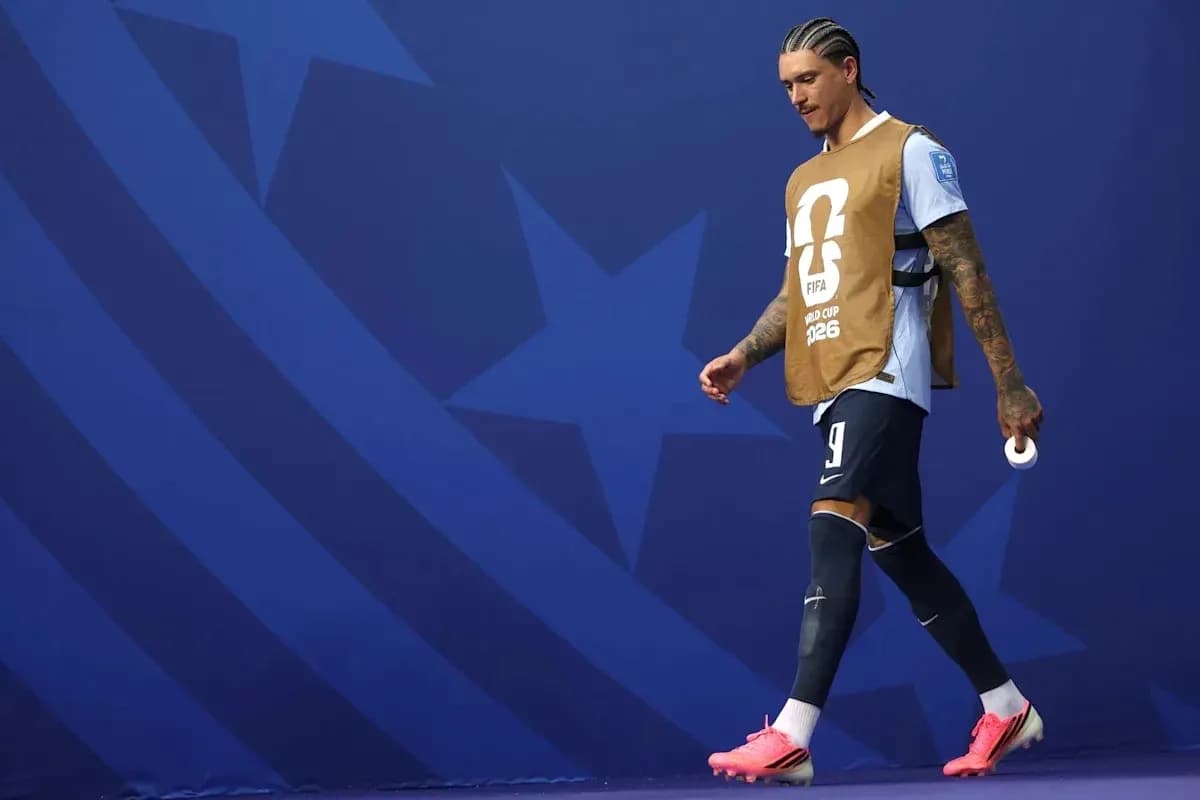 Joueur marchant avec gilet d'échauffement avant le match
