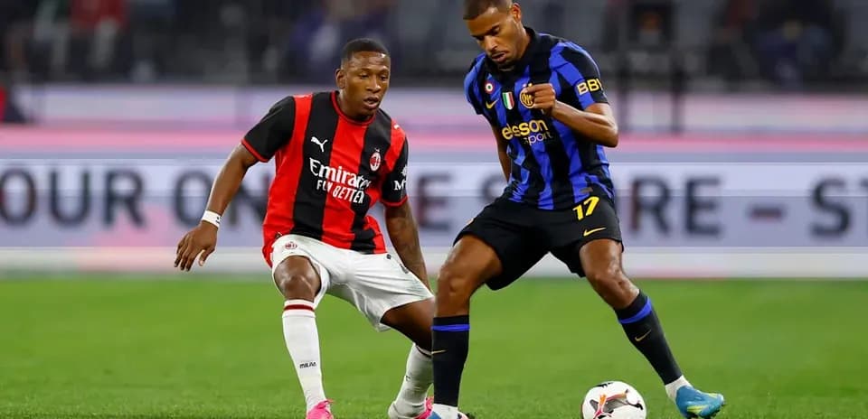Deux joueurs disputant le ballon lors d'un match