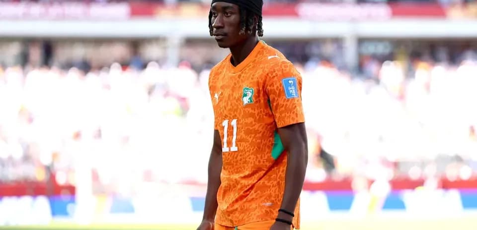Joueur en tenue orange de la Côte d'Ivoire sur le terrain