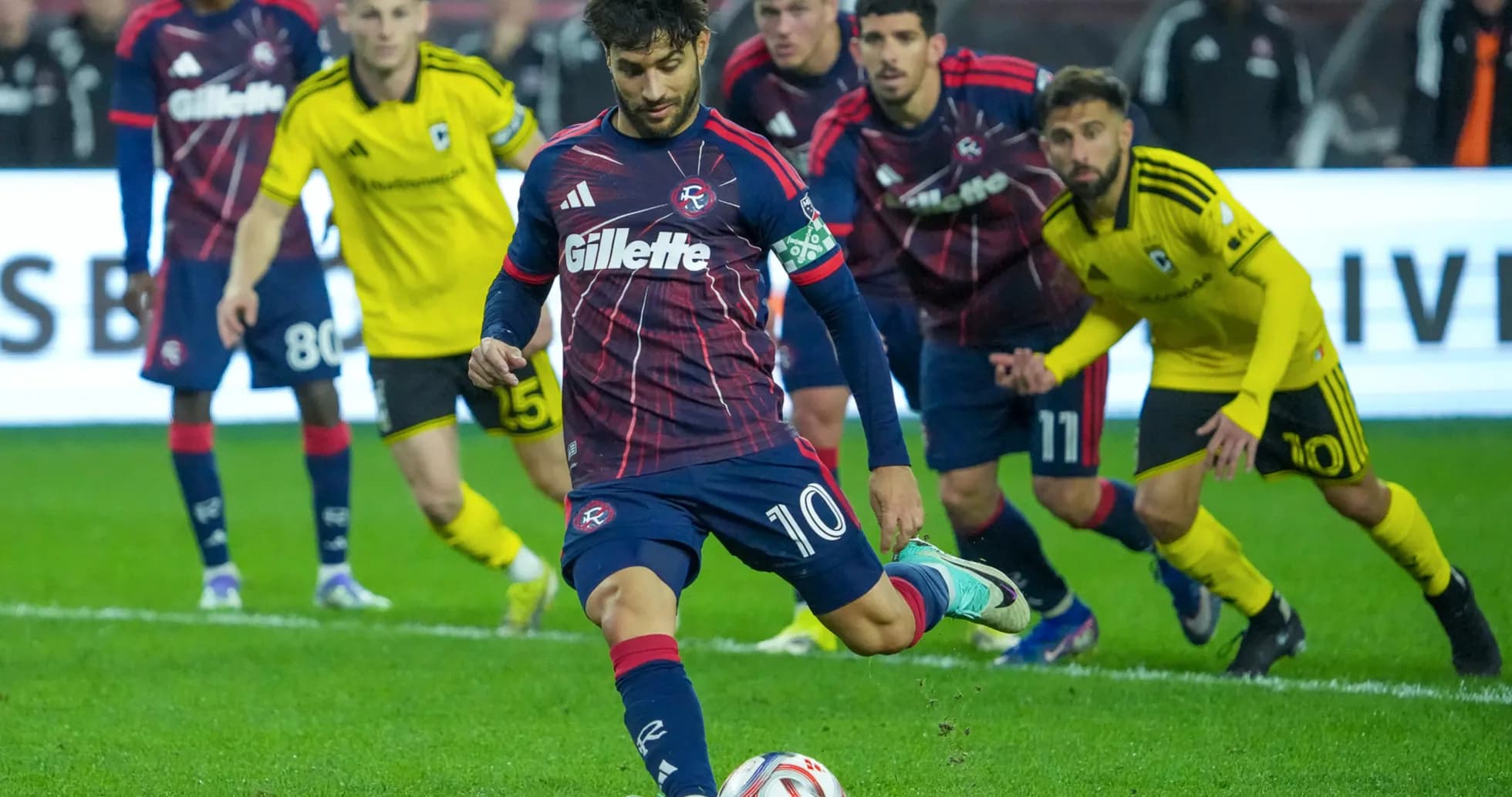 Joueur tirant un penalty lors du match