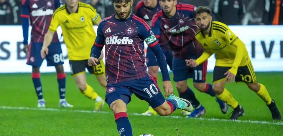 Joueur tirant un penalty lors du match