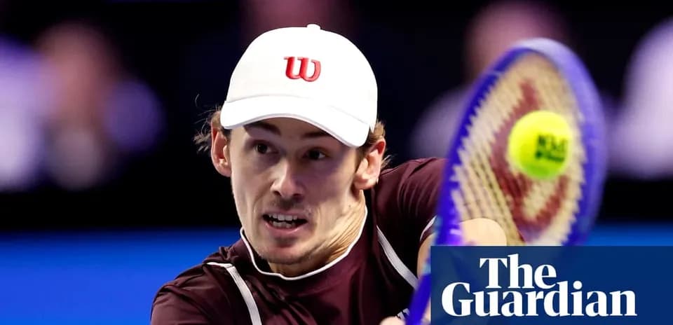 Joueur de tennis frappant la balle avec sa raquette