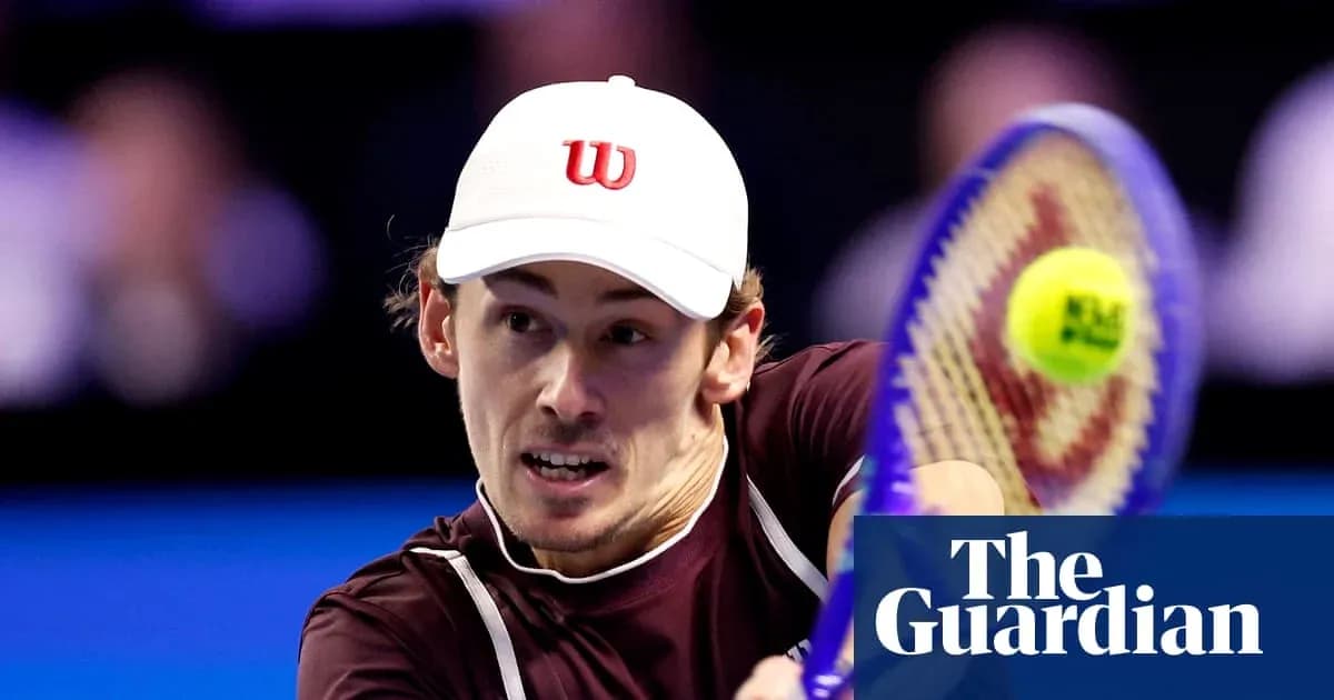 Joueur de tennis frappant la balle avec sa raquette