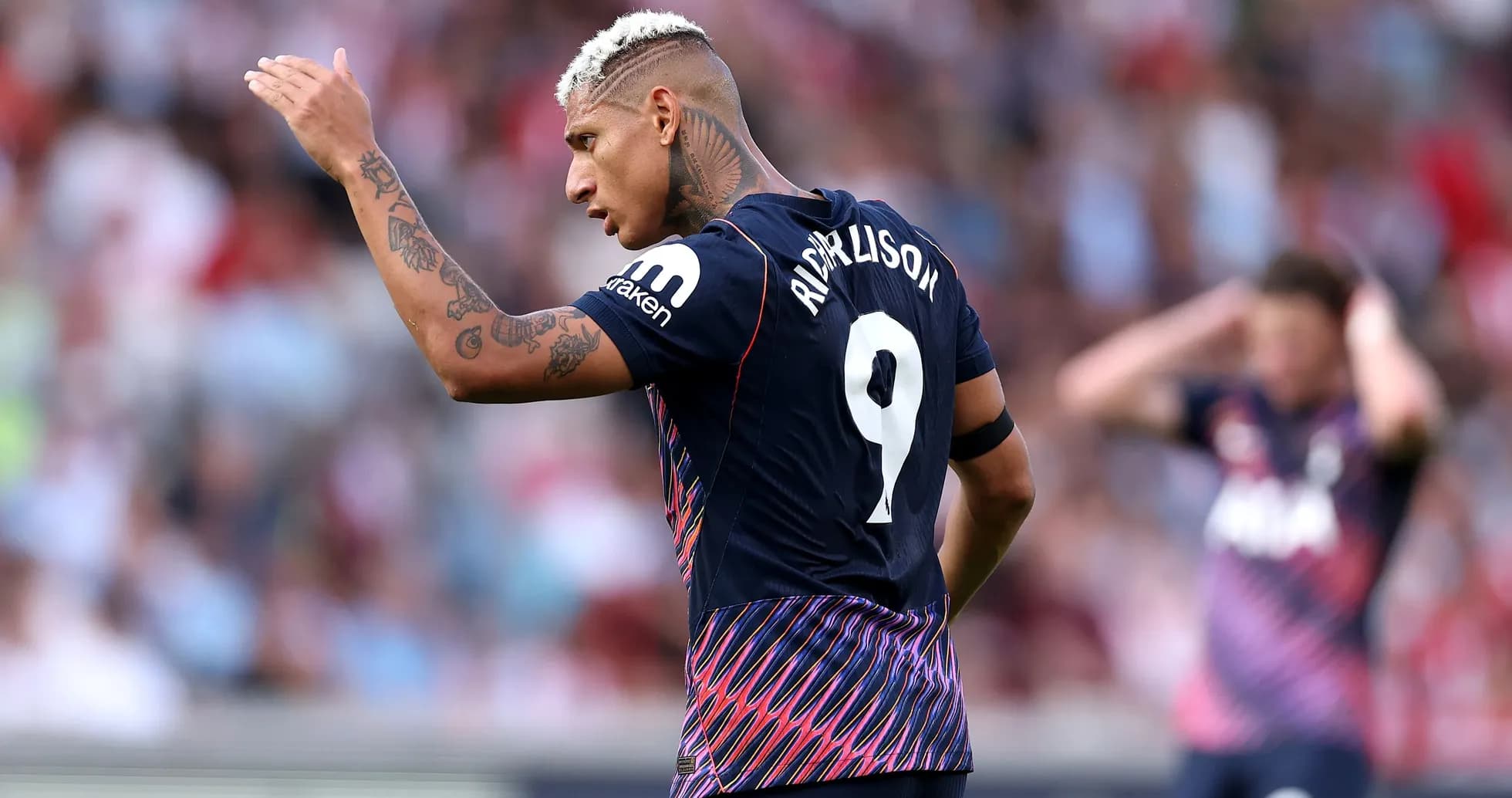 Joueur levant la main sur le terrain de football