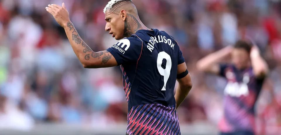 Joueur levant la main sur le terrain de football