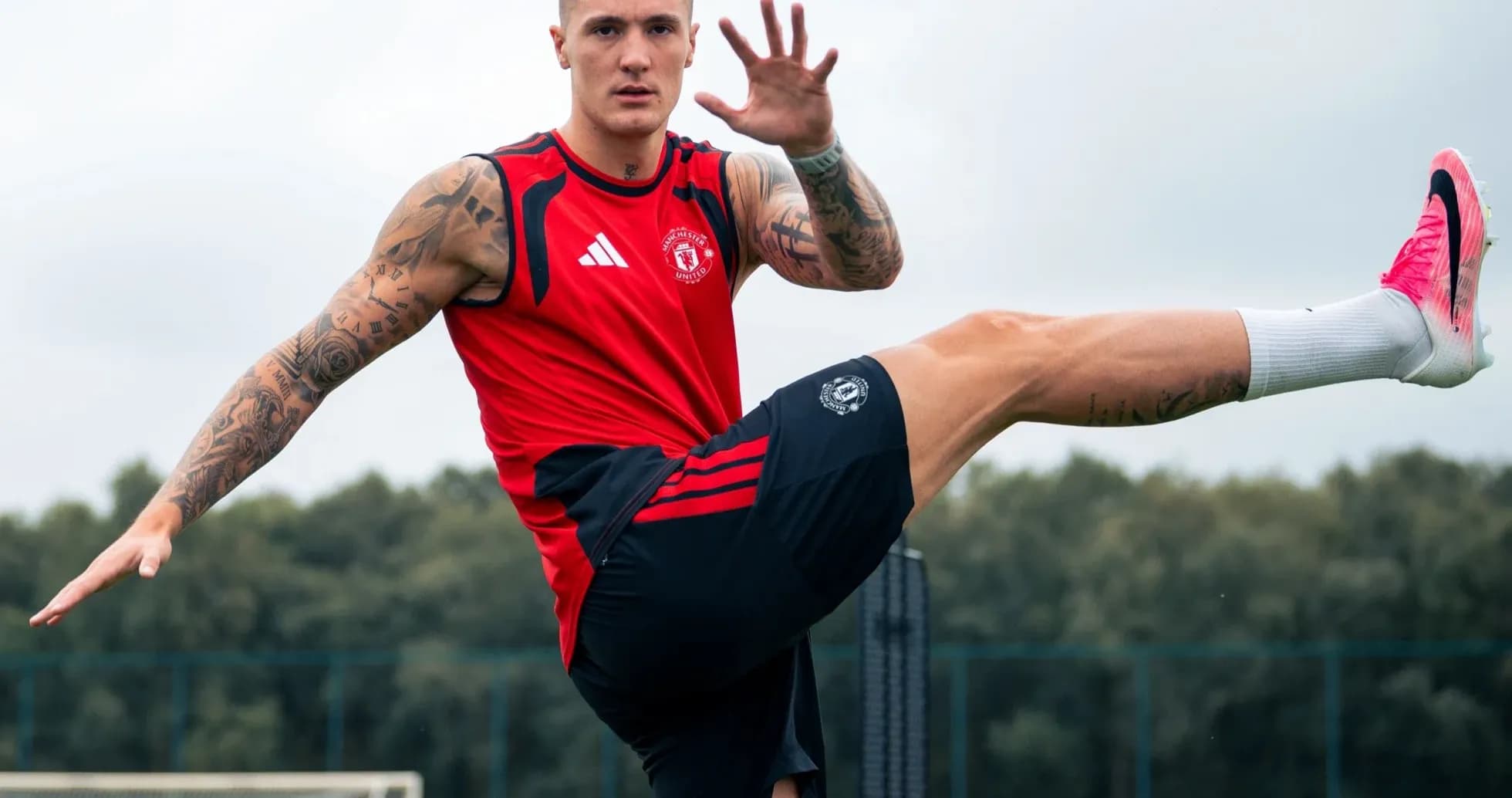 Joueur de Manchester United s'entraînant sur le terrain