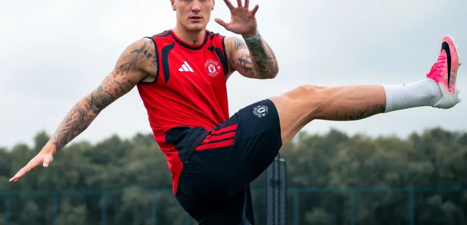 Joueur de Manchester United s'entraînant sur le terrain