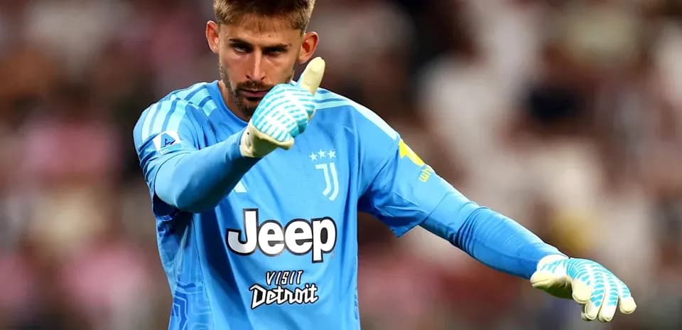 Gardien de but de la Juventus faisant un geste positif