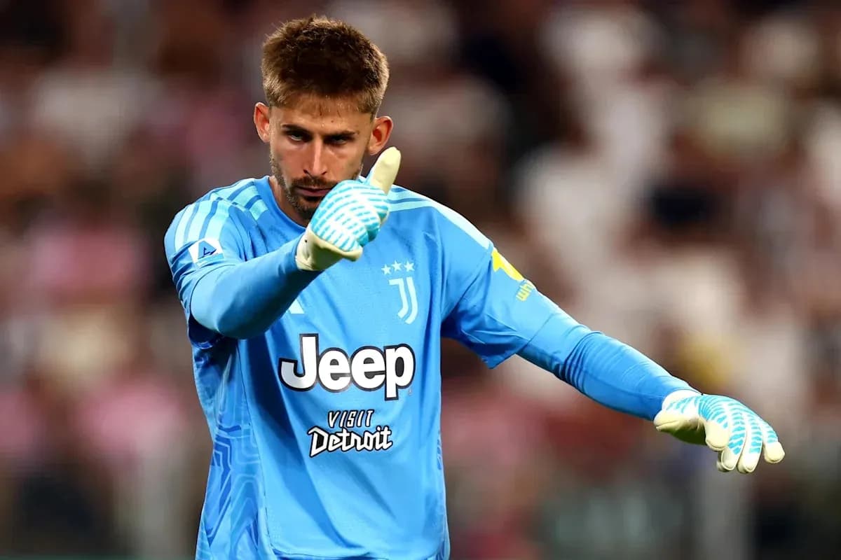 Gardien de but de la Juventus faisant un geste positif